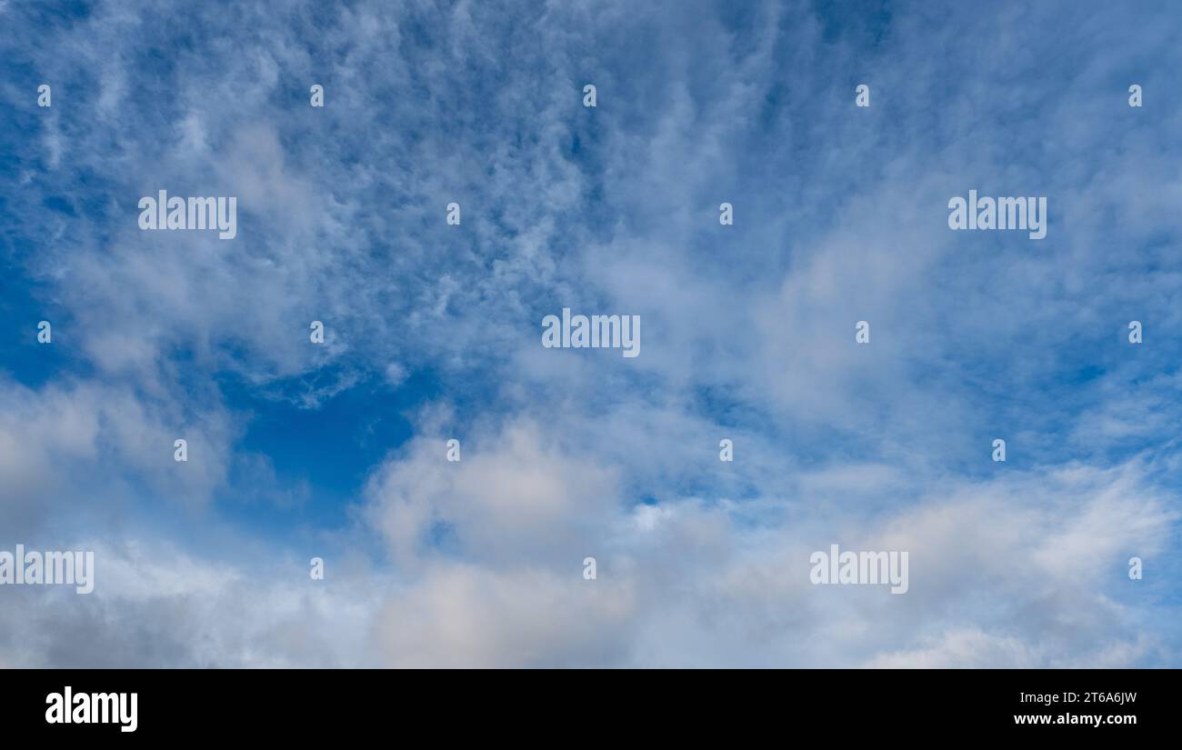 Blauer Himmel mit weißen Wolken, Himmelslandschaft Stockfoto