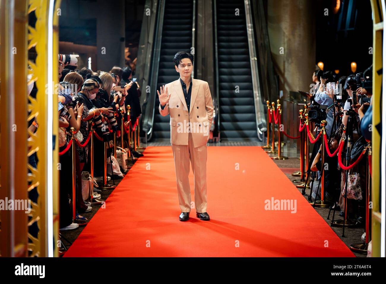 Thailand. November 2023. Während der Feier zum 5. Jahrestag der ICONSIAM in Bangkok, Thailand, am 9. November 2023 spaziert ein Künstler auf dem roten Teppich. Quelle: Matt Hunt/Neato/Alamy Live News Stockfoto