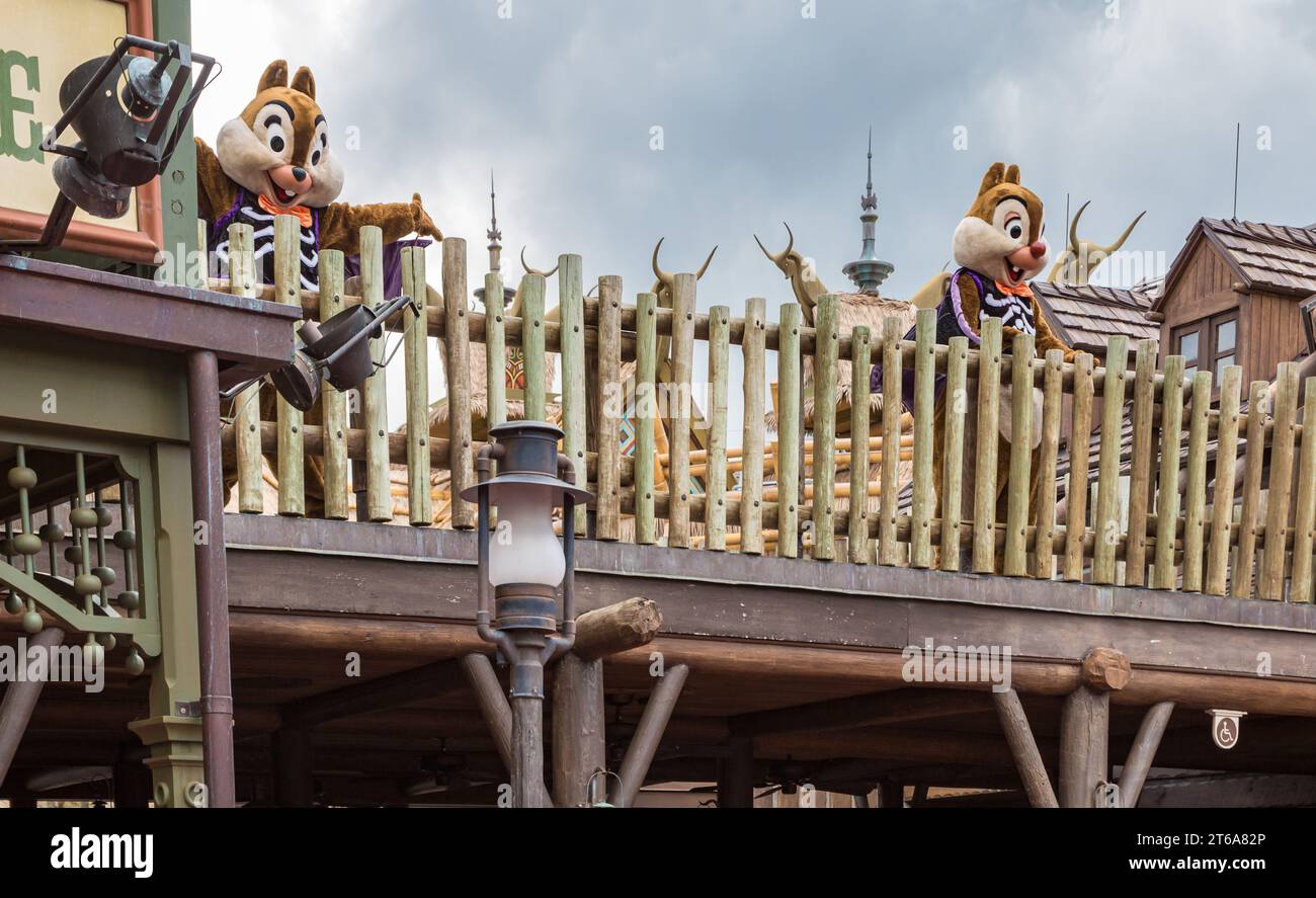 Chipmonks Chip and Dale in Halloween-Kostümen begrüßen Gäste im Frontierland Area of Magic Kingdom in Walt Disney World, Orlando, Florida Stockfoto
