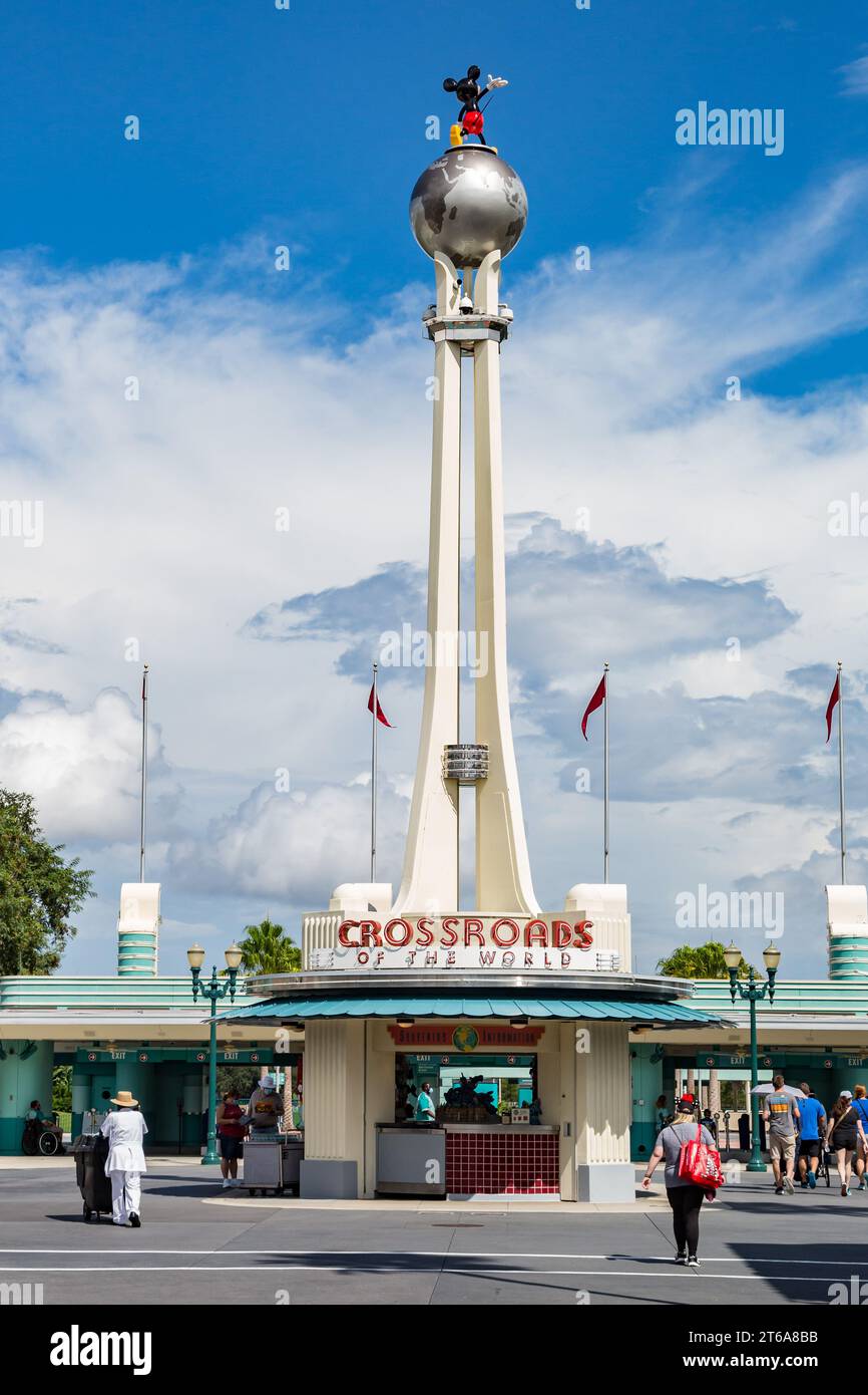 Nachbildung des Turms der Crossroads of the World und der Drehkugel am Eingang zu den Disney Hollywood Studios in Orlando, Florida Stockfoto