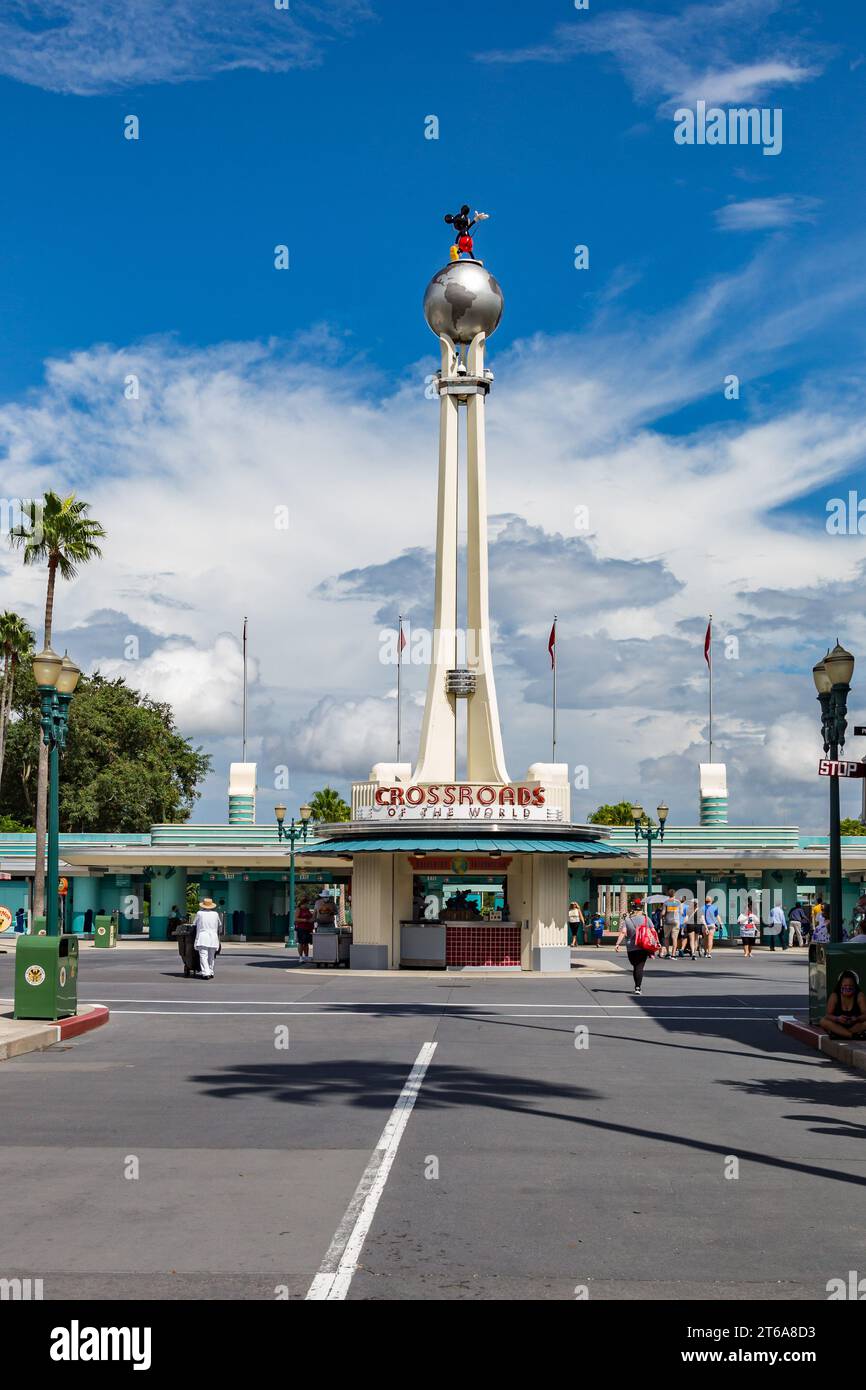 Nachbildung des Turms der Crossroads of the World und der Drehkugel am Eingang zu den Disney Hollywood Studios in Orlando, Florida Stockfoto