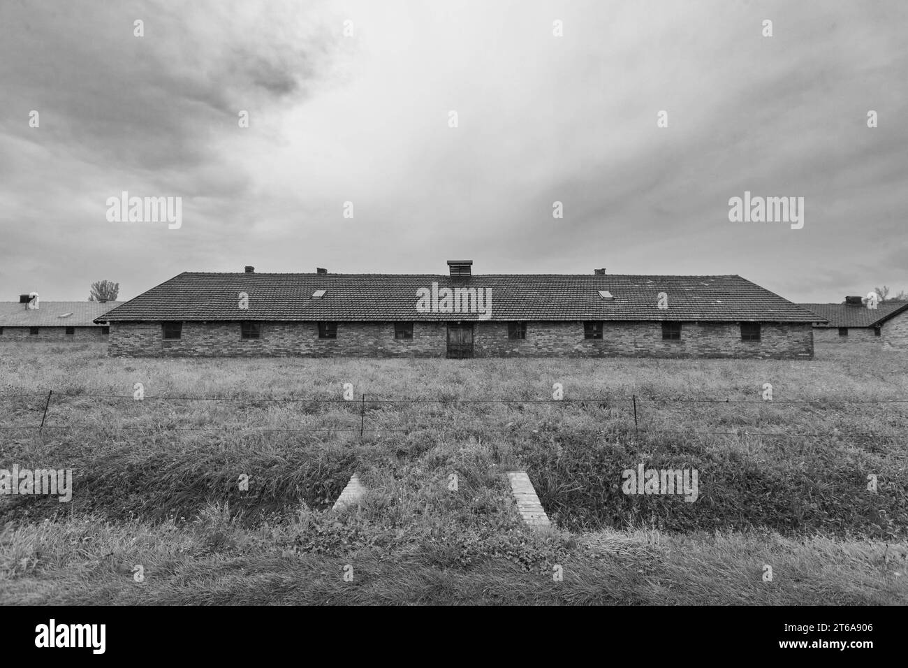 KZ Auschwitz Frauen und Kinder wurden gemeinsam in Steinbaracken untergebracht. Diese stehen getrennt von den Holzbaracken der Maenner auf der anderen Seite des Gelaendes. *** Konzentrationslager Auschwitz Frauen und Kinder wurden zusammen in Steinbaracken untergebracht diese sind getrennt von den Herren Holzbaracken auf der anderen Seite des Geländes xMMx Credit: Imago/Alamy Live News Stockfoto