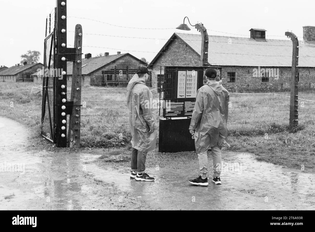 Memorial plaque auschwitz birkenau SchwarzweißStockfotos und bilder