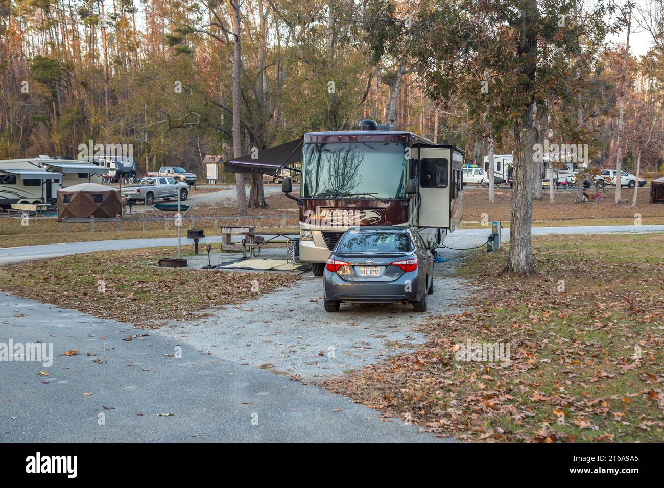 Freizeitfahrzeuge parkten am Ufer des Lake Seminole auf dem Corps of Engineers Eastbank Campground in Bainbridge, Georgia Stockfoto