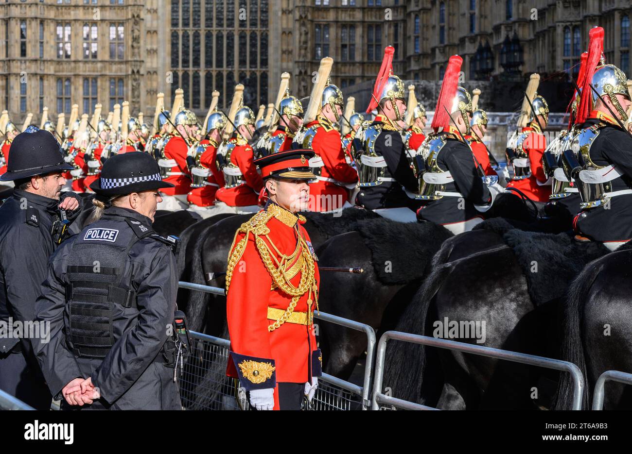 Mitglieder der Household Kavallerry warteten in Westminster während der Eröffnung des Parlaments durch König Karl III. Als König. November 2023 Stockfoto