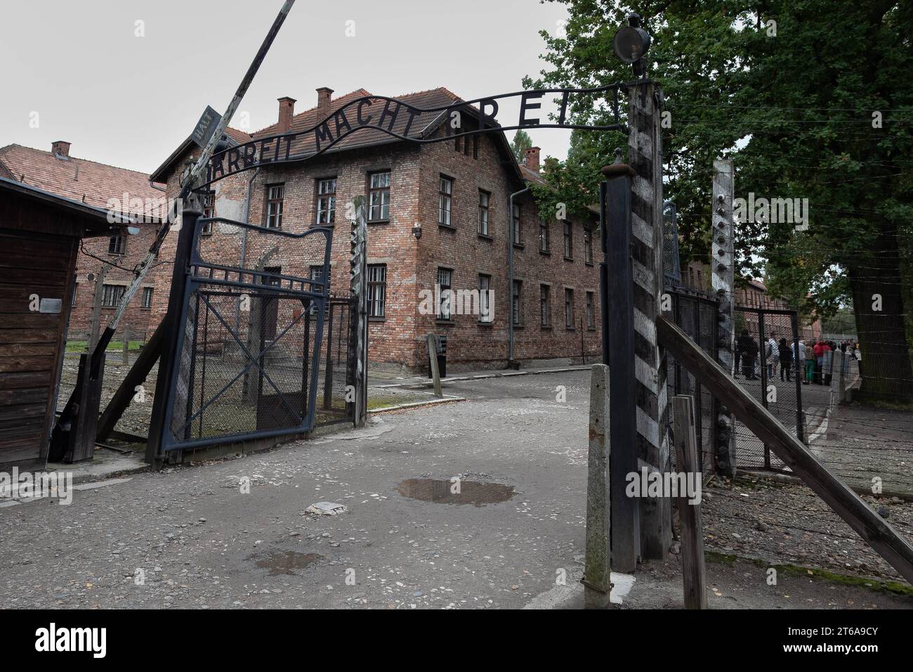 KZ Auschwitz Ueber dem Eingangstor zum Stammlager Auschwitz ist der Schriftzug Arbeit macht frei zu lesen. *** Konzentrationslager Auschwitz oberhalb des Eingangstors zum Hauptlager Auschwitz finden Sie die Worte Arbeit macht freie Arbeit, die Sie frei machen, xMMx Credit: Imago/Alamy Live News Stockfoto