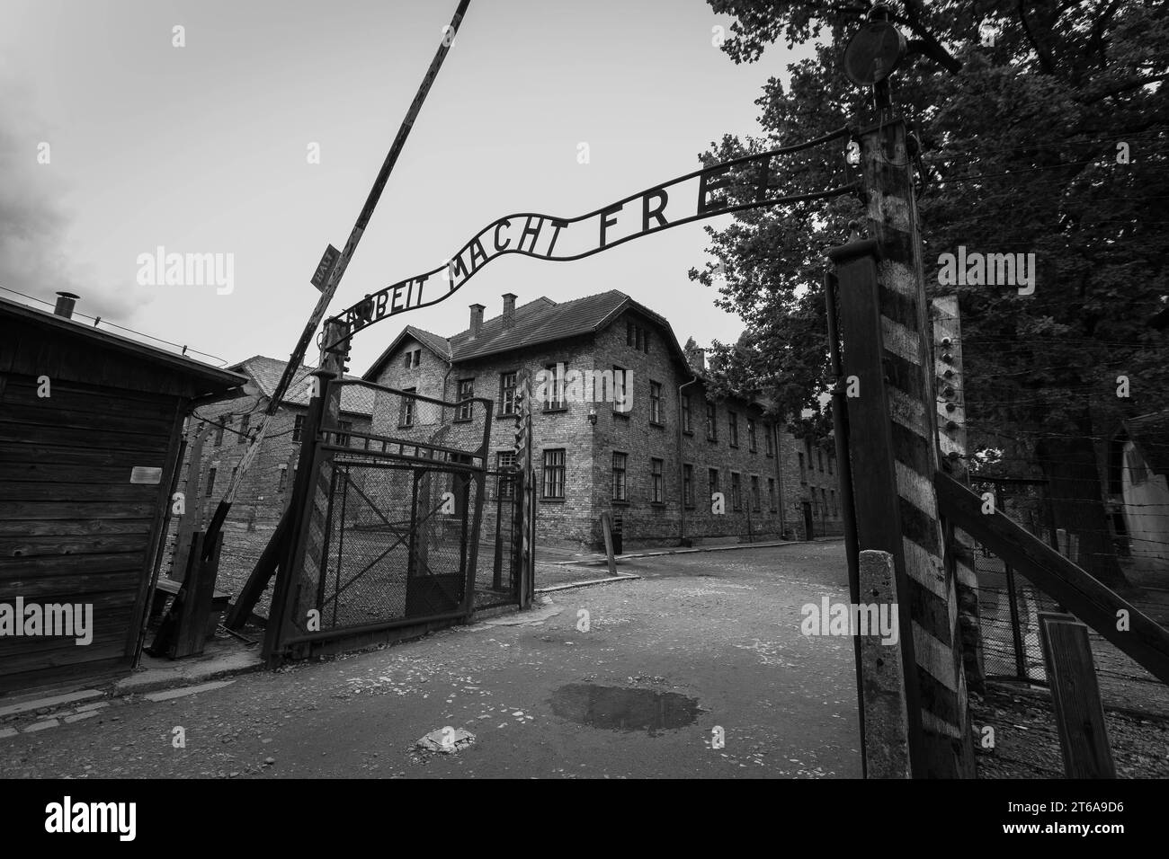 KZ Auschwitz Ueber dem Eingangstor zum Stammlager Auschwitz ist der Schriftzug Arbeit macht frei zu lesen. *** Konzentrationslager Auschwitz oberhalb des Eingangstors zum Hauptlager Auschwitz finden Sie die Worte Arbeit macht freie Arbeit, die Sie frei machen, xMMx Credit: Imago/Alamy Live News Stockfoto