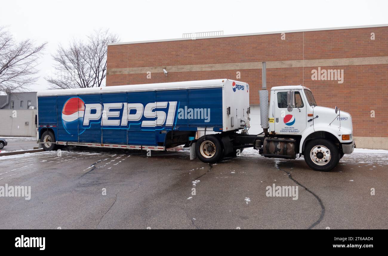 Long Pepsi Lieferwagen Supermarkt Parkplatz. St. Paul Minnesota MN USA Stockfoto