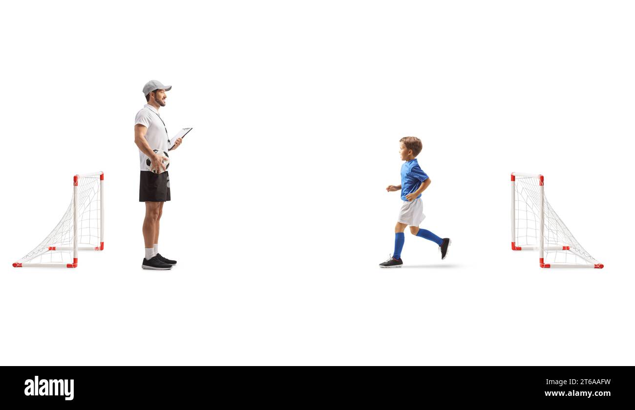 Junge trainiert Fußball mit einem Trainer auf Minitore isoliert auf weißem Hintergrund Stockfoto Junge trainiert Fußball mit einem Trainer auf Minitore isoliert auf weißem Hintergrund Stockfoto