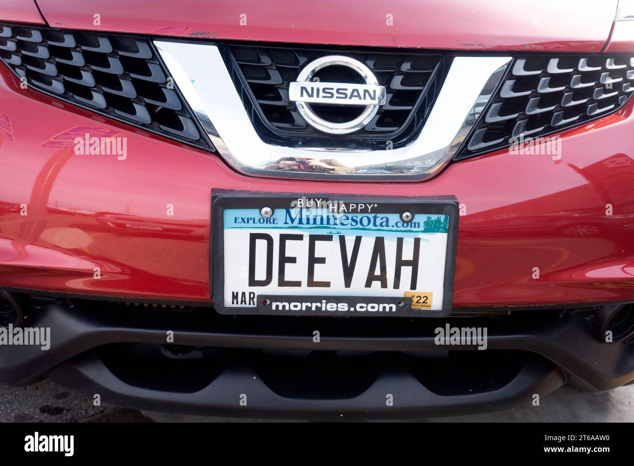 Das rote Autokennzeichen DEEVAH ist eine moderne Frau mit einer magnetischen Persönlichkeit. St. Paul Minnesota MN USA Stockfoto