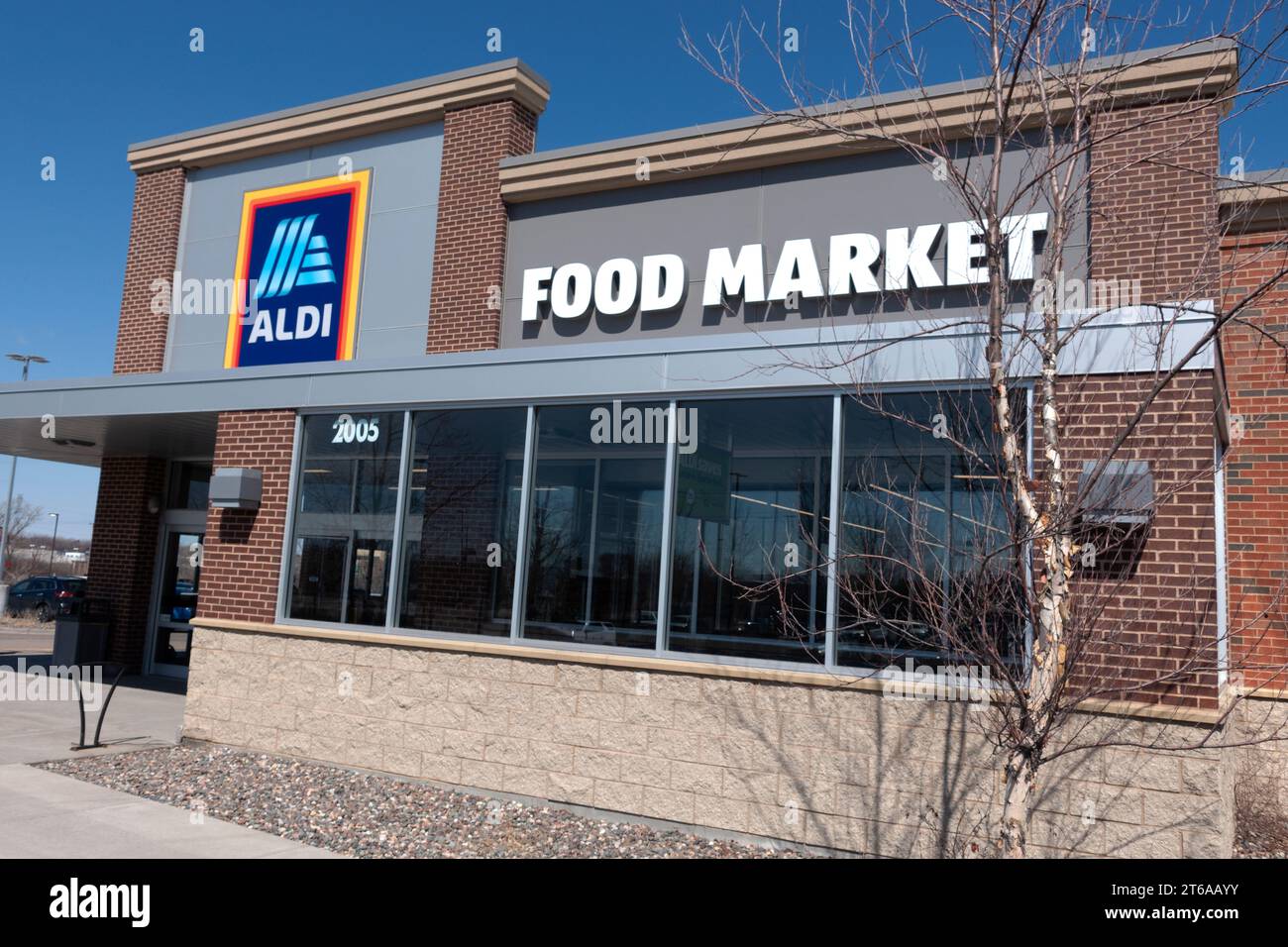 Der Eingang des Aldi Grocery Stores, der in Deutschland seinen Anfang nahm, verkauft hochwertige Lebensmittel zu niedrigen Preisen. St. Paul Minnesota MN USA Stockfoto