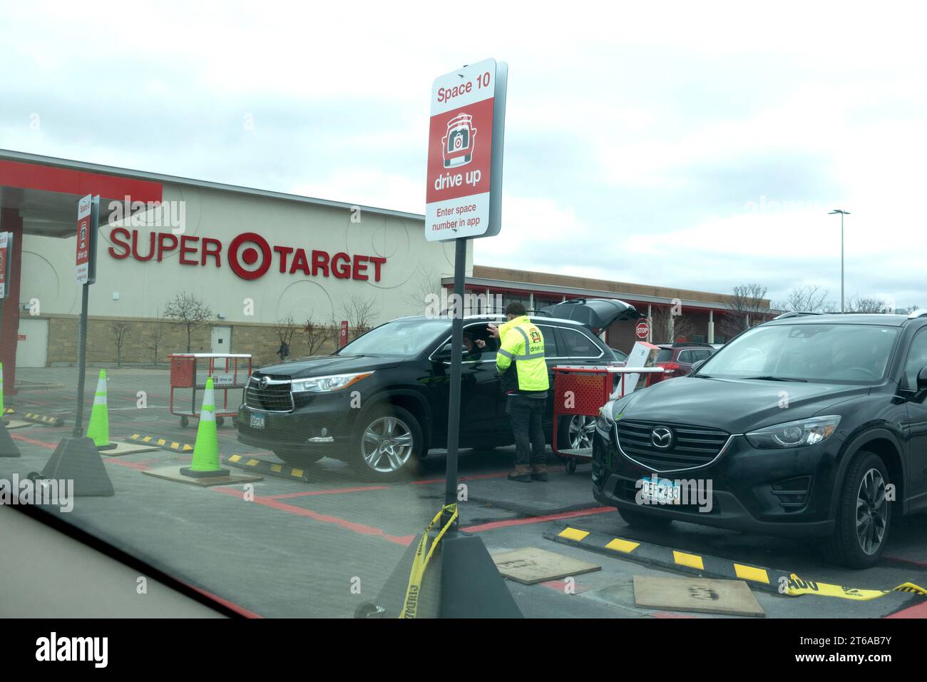Ziel: Führen Sie nach einem Anruf über die mobile App Target die Lieferung von Paketen an das Fahrzeug im angegebenen Anfahrbereich durch. St. Paul Minnesota MN USA Stockfoto