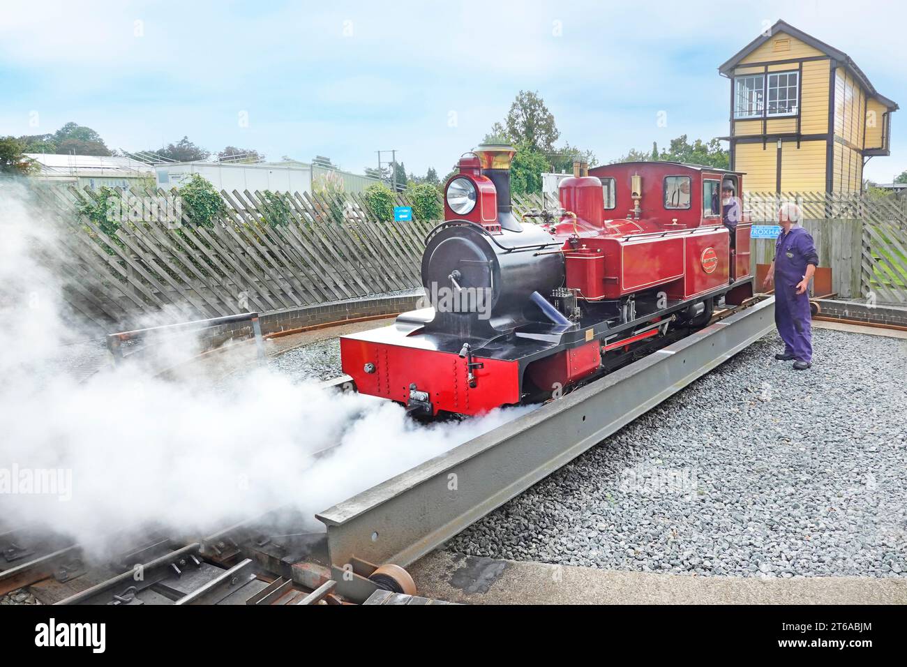 Schmalspurbahn-Dampflokomotive „Mark Timothy“ und Besatzung an der Drehscheibe im Bahnhof Wroxham mit Hauptbahnstellwerk England UK Stockfoto