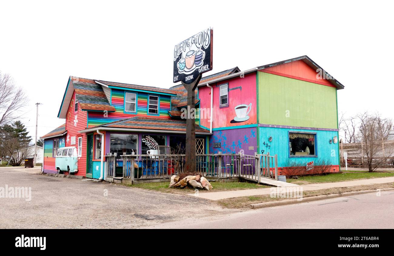 Farbenfroh bemaltes Gathering Grounds Coffee Shop Gebäude. Black River Falls Wisconsin (USA) Stockfoto
