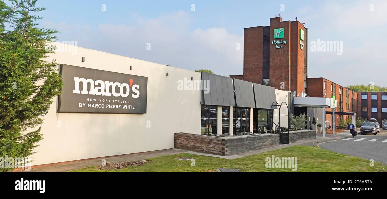 Fassade des Holiday Inn Hotels und Schild für marco's, ein Restaurant mit der Marke Marco Pierre White, das auf einem Franchise-Geschäftsmodell Brentwood Essex England UK basiert Stockfoto