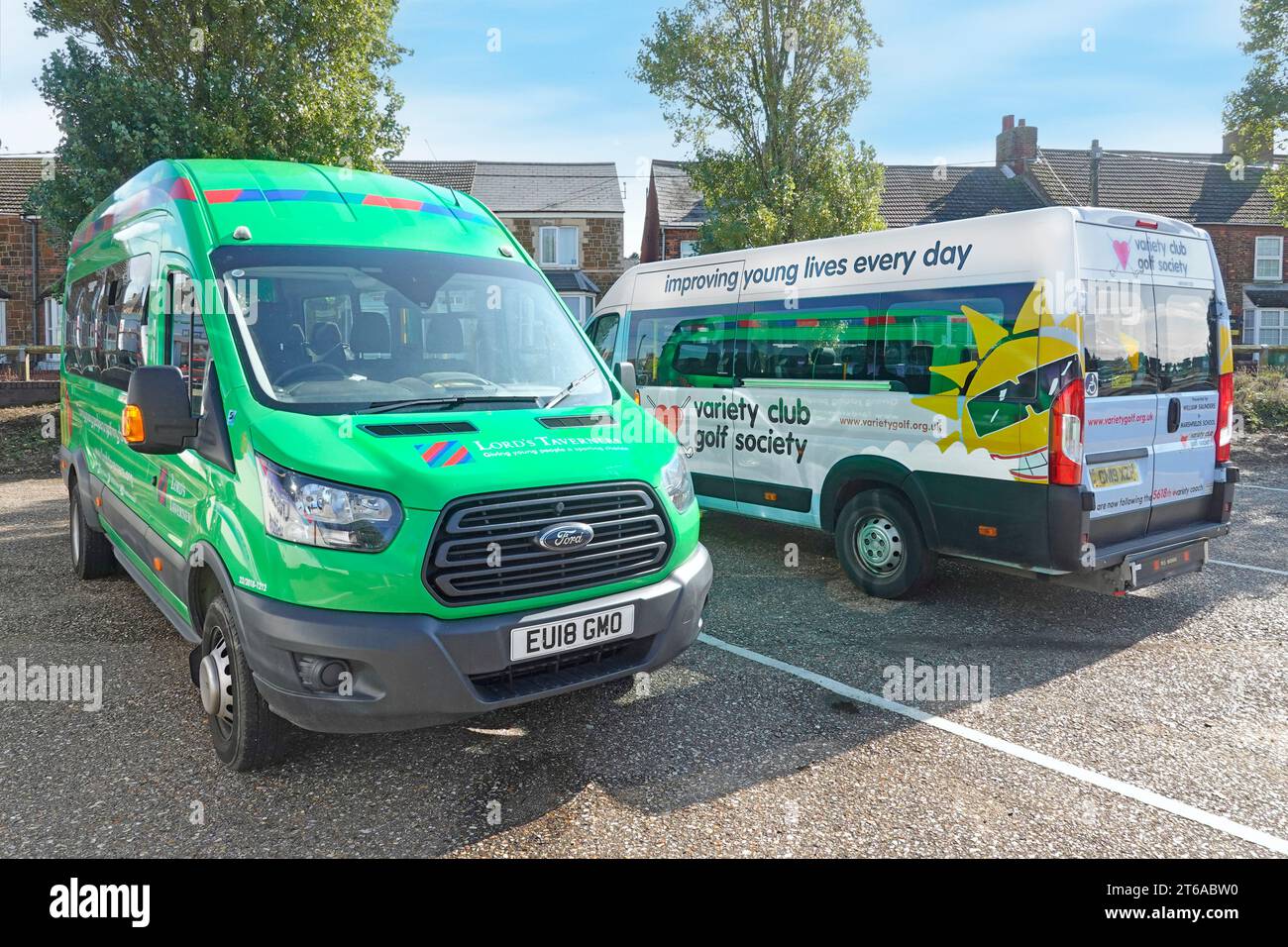 Lady Taverners Green Minibus & Variety Club Golf Society geparkte Minibus-Wohltätigkeitsorganisationen verbinden sich im Hunstanton Resort, um jungen Menschen einen Tag in England zu bereiten Stockfoto