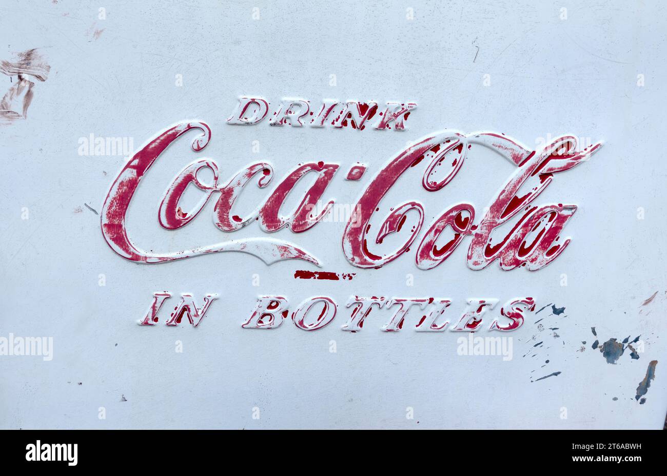 Nahaufnahme einer Inschrift auf einem alten Coca-Cola-Automaten. Downers Grove Illinois IL USA Stockfoto