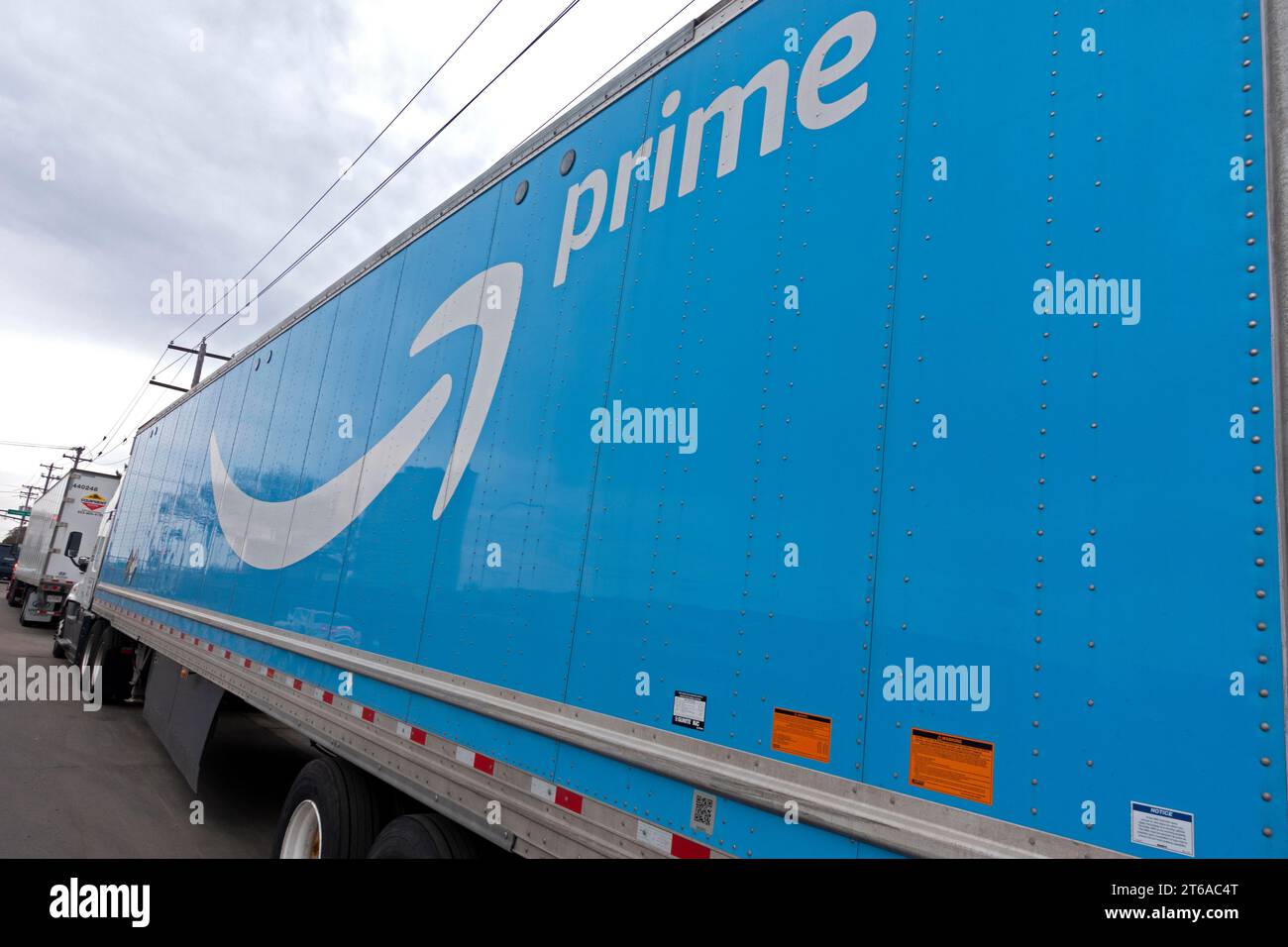 Der Amazon Prime Sattelzugwagen transportiert Waren und Pakete auf der Autobahn. St. Paul Minnesota MN USA Stockfoto