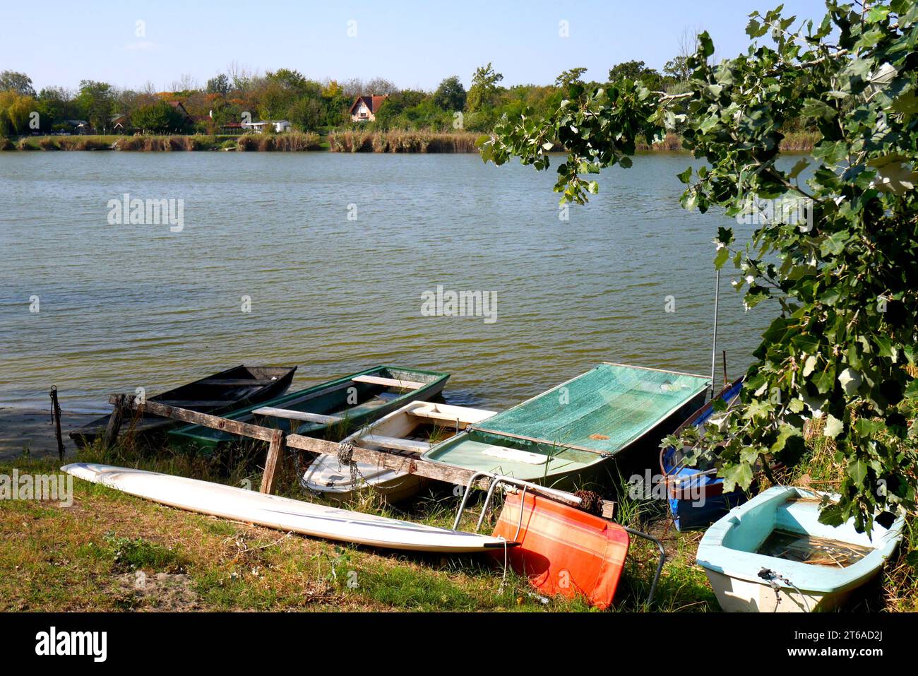 Kleine Boote auf dem Szelid-See, Szelidi-to, Komitat Bacs-Kiskun, Ungarn Stockfoto