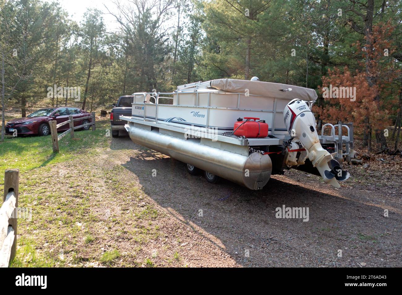 Ein Weeres Pontonboot, angetrieben von einem Evinrude 90 Außenbordmotor auf einem Anhänger, der startbereit ist. Danbury Wisconsin (USA) Stockfoto