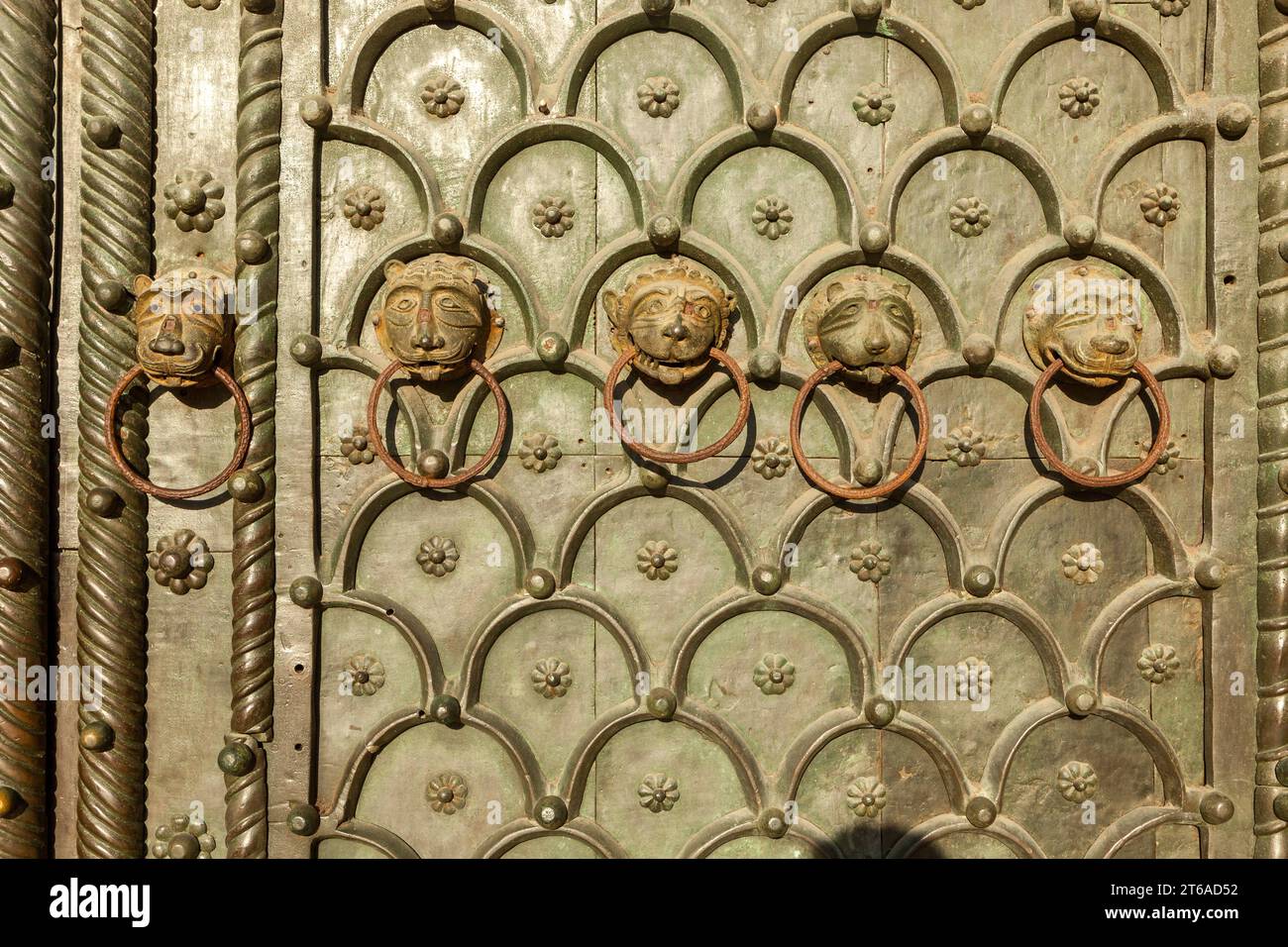 Detail einer Tür, die Affen zeigt, die Ringe halten. St. Markusbasilika in Venedig, Italien. Stockfoto