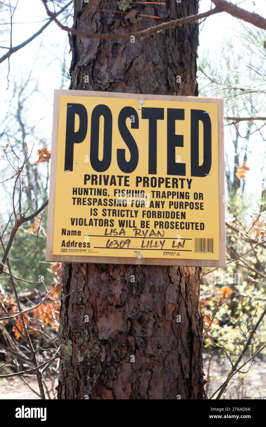 Ein Warnschild, das Jagd, Angeln, Fallen oder Eindringen auf diesem Grundstück verbietet. Verstöße werden strafrechtlich verfolgt. Danbury Wisconsin (USA) Stockfoto