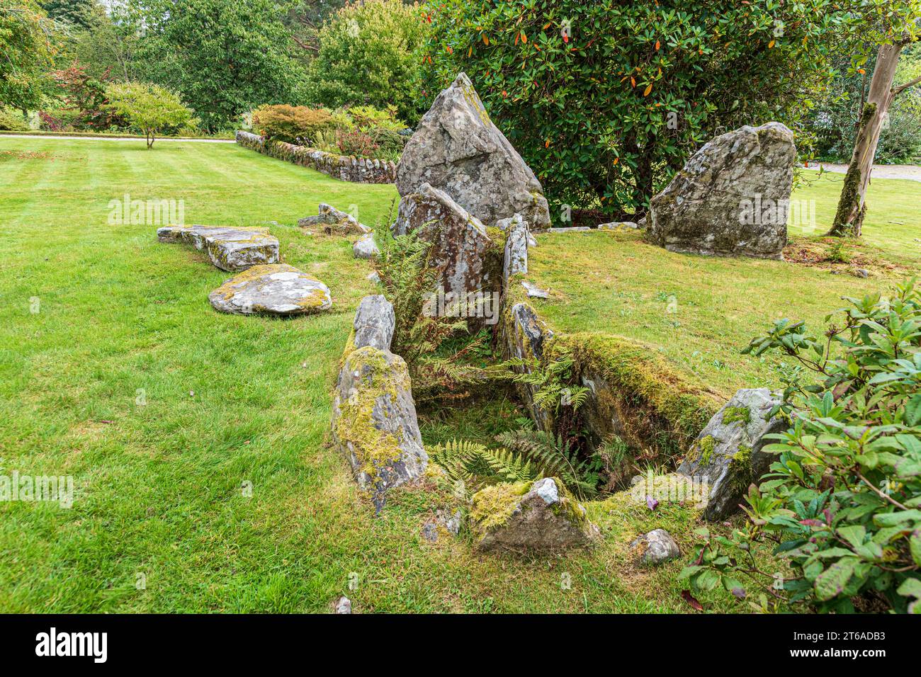 Die Überreste eines neolithischen Kammerkäfigs in den Crarae Gardens am Ufer des Loch Fyne, Argyll & Bute, Schottland Großbritannien Stockfoto