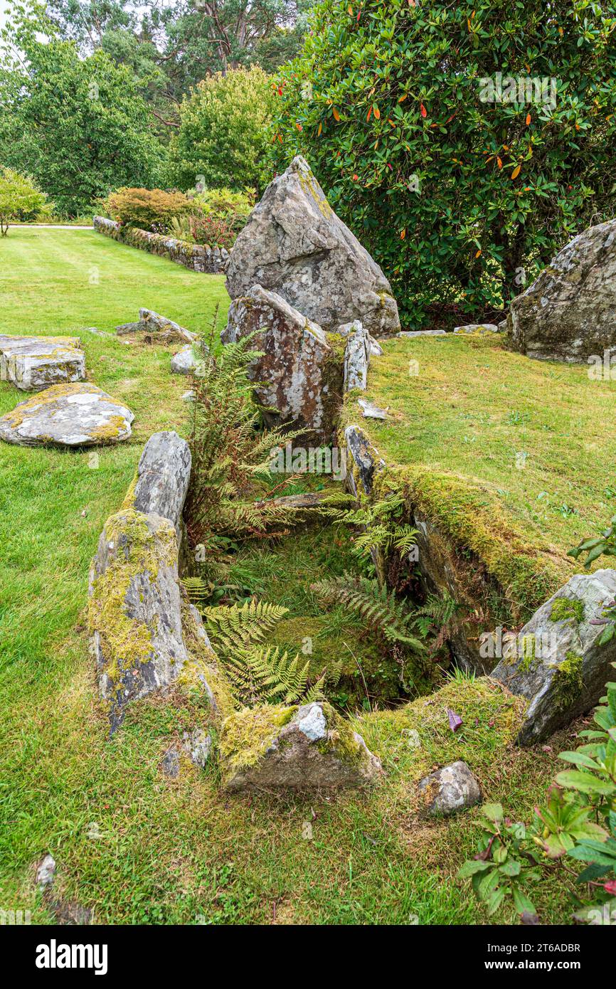 Die Überreste eines neolithischen Kammerkäfigs in den Crarae Gardens am Ufer des Loch Fyne, Argyll & Bute, Schottland Großbritannien Stockfoto