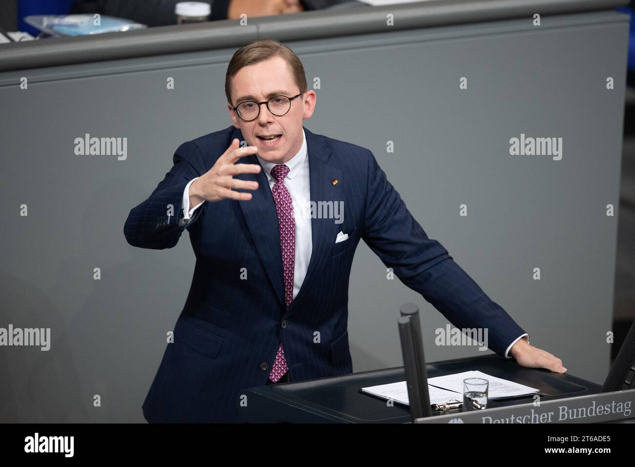 Berlin, Deutschland. November 2023. Philipp Amthor (CDU) spricht im Plenum des Deutschen Bundestages. Schwerpunkte der 134. Sitzung der 20. Legislaturperiode sind eine Debatte über den Schutz des jüdischen Lebens in Deutschland, die Einführung des grundlegenden Kinderschutzes, die Digitalisierung im Gesundheitswesen und die geplante Änderung des Bundeswahlgesetzes. Quelle: Kilian Genius/dpa/Alamy Live News Stockfoto