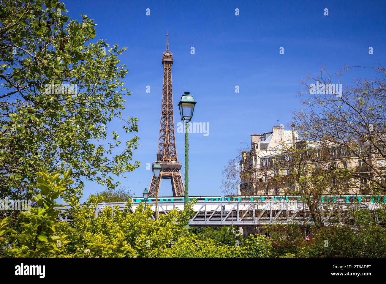 Eiffelturm und U-Bahn auf einer Brücke in Paris, Frankreich Stockfoto
