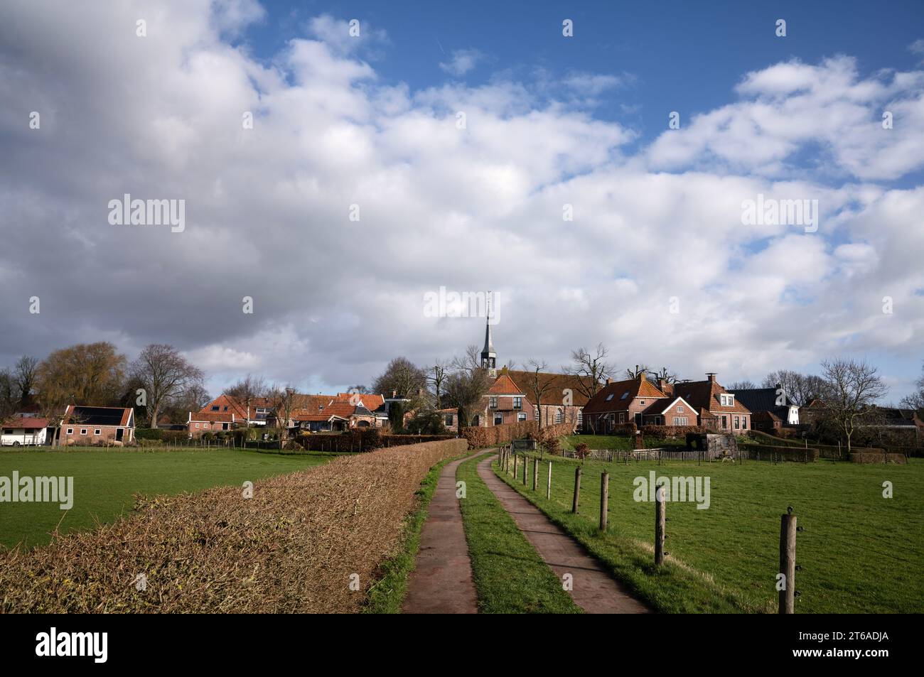 Das Dorf Niehove. Es ist ein Wierde-Dorf in der niederländischen Provinz Groningen in der Gemeinde Westerkwartier. Stockfoto