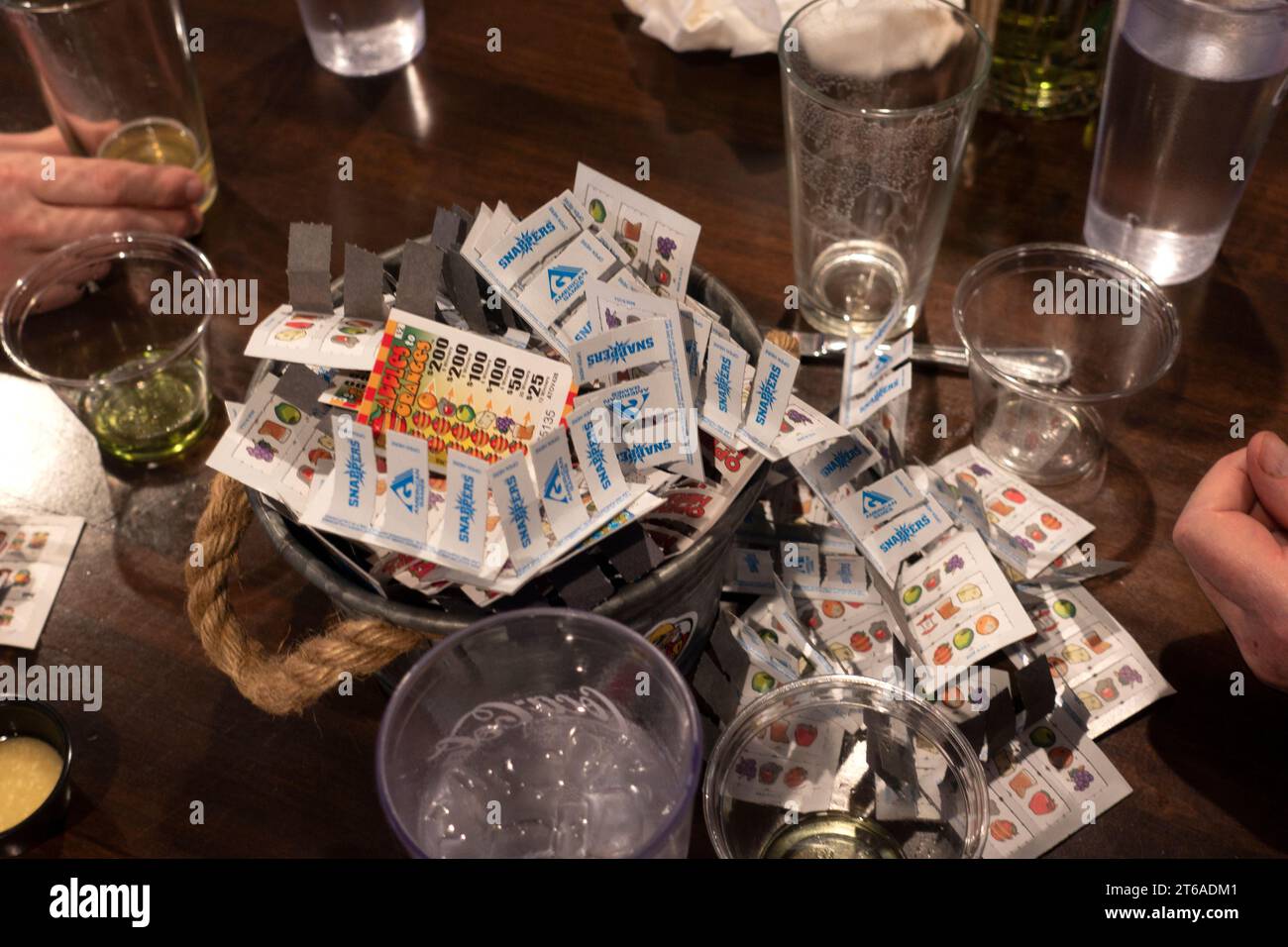 Fischer öffnen wohltätige Pull Tabs, in der Hoffnung, dass sich die Gewinne für das Abendessen auszahlen. Nisswa Minnesota MN USA Stockfoto