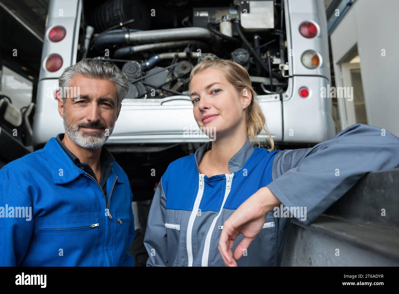 Ein Wohnmobil- und Garagenmechaniker Stockfoto