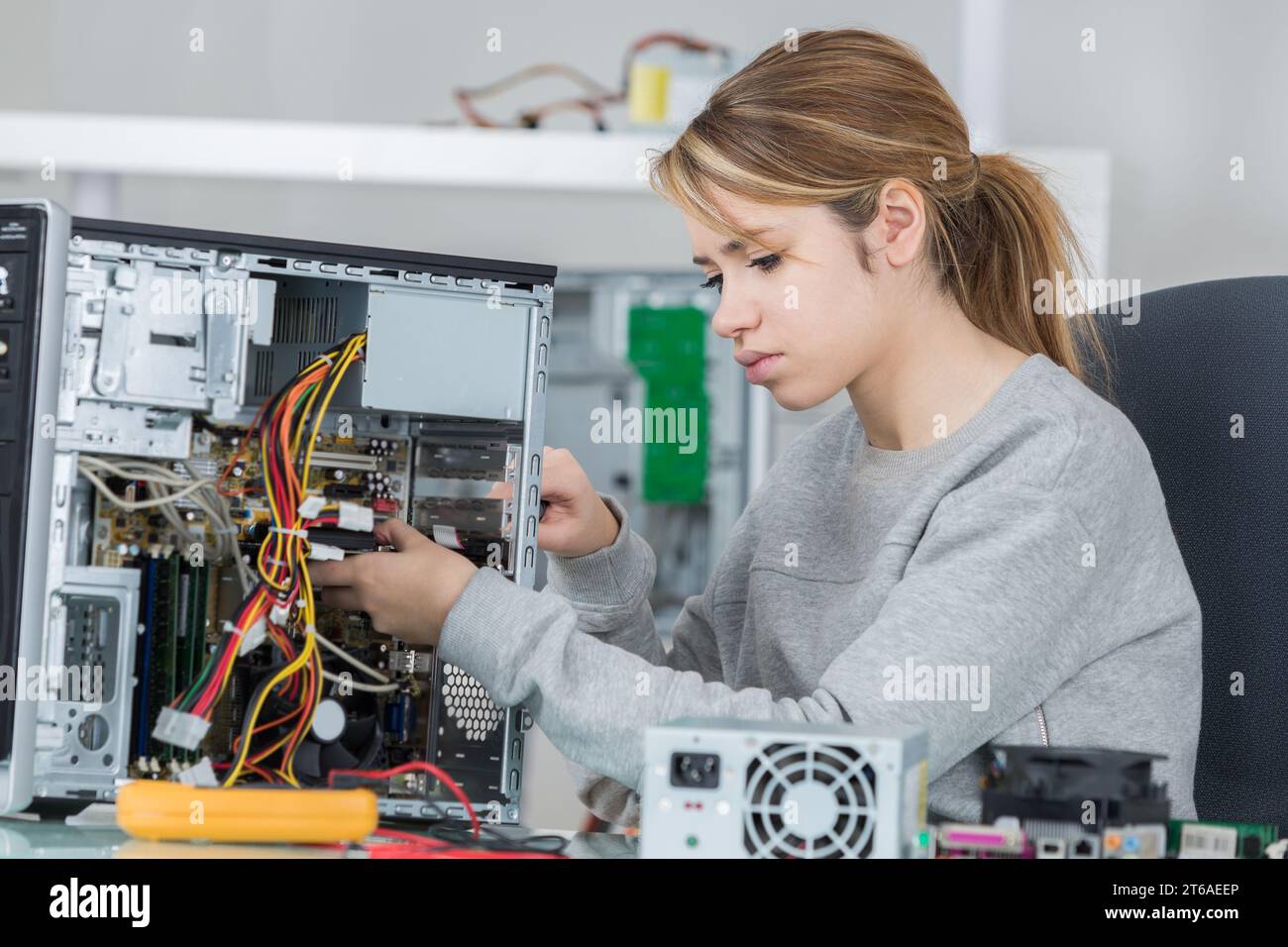 Schülerin im Elektroniklabor Stockfoto