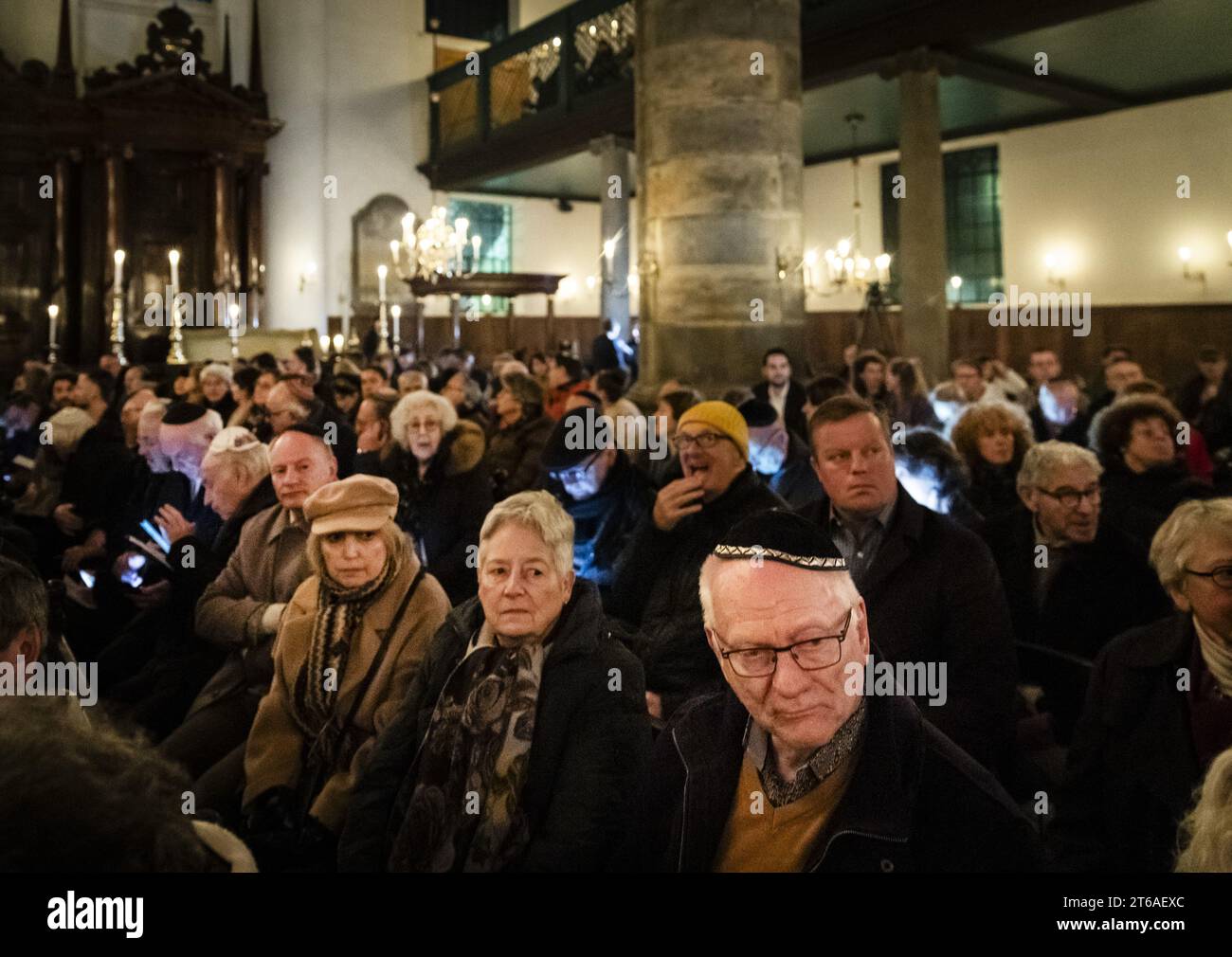 AMSTERDAM - Publikum während der jährlichen nationalen Gedenkfeier der deutschen Kristallnacht in der Portugiesischen Synagoge. In der Nacht vom 9. Auf den 10. November 1938 griffen die Nazis Juden in ganz Deutschland an und zerstörten deren Gebäude und Eigentum. ANP REMKO DE WAAL niederlande raus - belgien raus Stockfoto