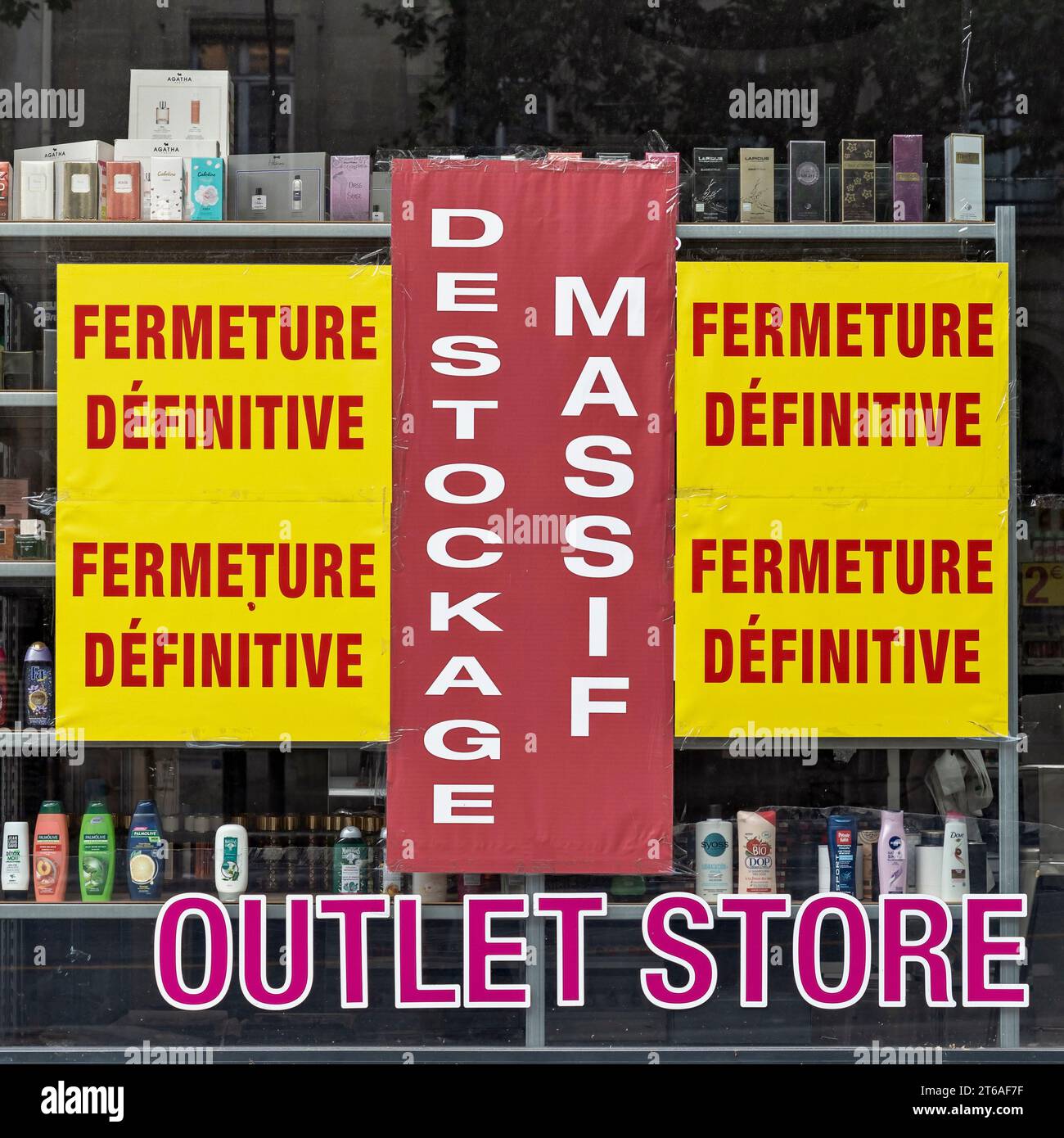 Filialschließung. Ein Banner auf einem Parfümladen-Fenster mit der Aufschrift „permanenter Verschluss – massive Räumung“. Paris, Frankreich, Ile de France, Europa, EU Stockfoto