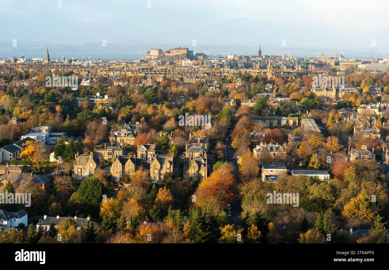 Blick über den Vorort von Grange in Richtung Stadtzentrum von Edinburgh vom Blackford Hill im Herbst, Edinburgh, Schottland, Großbritannien Stockfoto