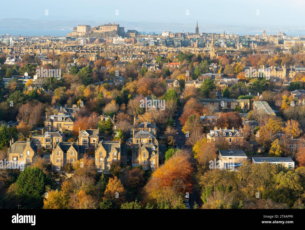 Blick auf den Vorort Grange mit vielen großen, teuren Einfamilienhäusern in Richtung Stadtzentrum von Edinburgh vom Blackford Hill im Herbst, Edinburgh, Scotl Stockfoto