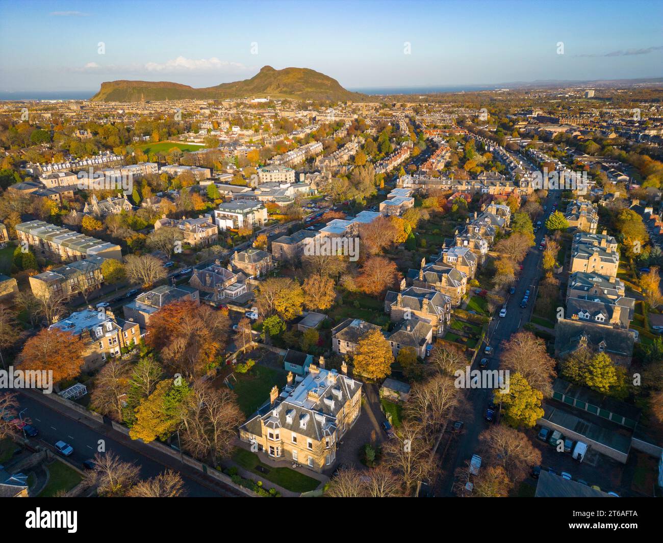 Blick auf den Vorort Blackford mit vielen großen Einfamilienhäusern im Herbst, Edinburgh, Schottland, Großbritannien Stockfoto