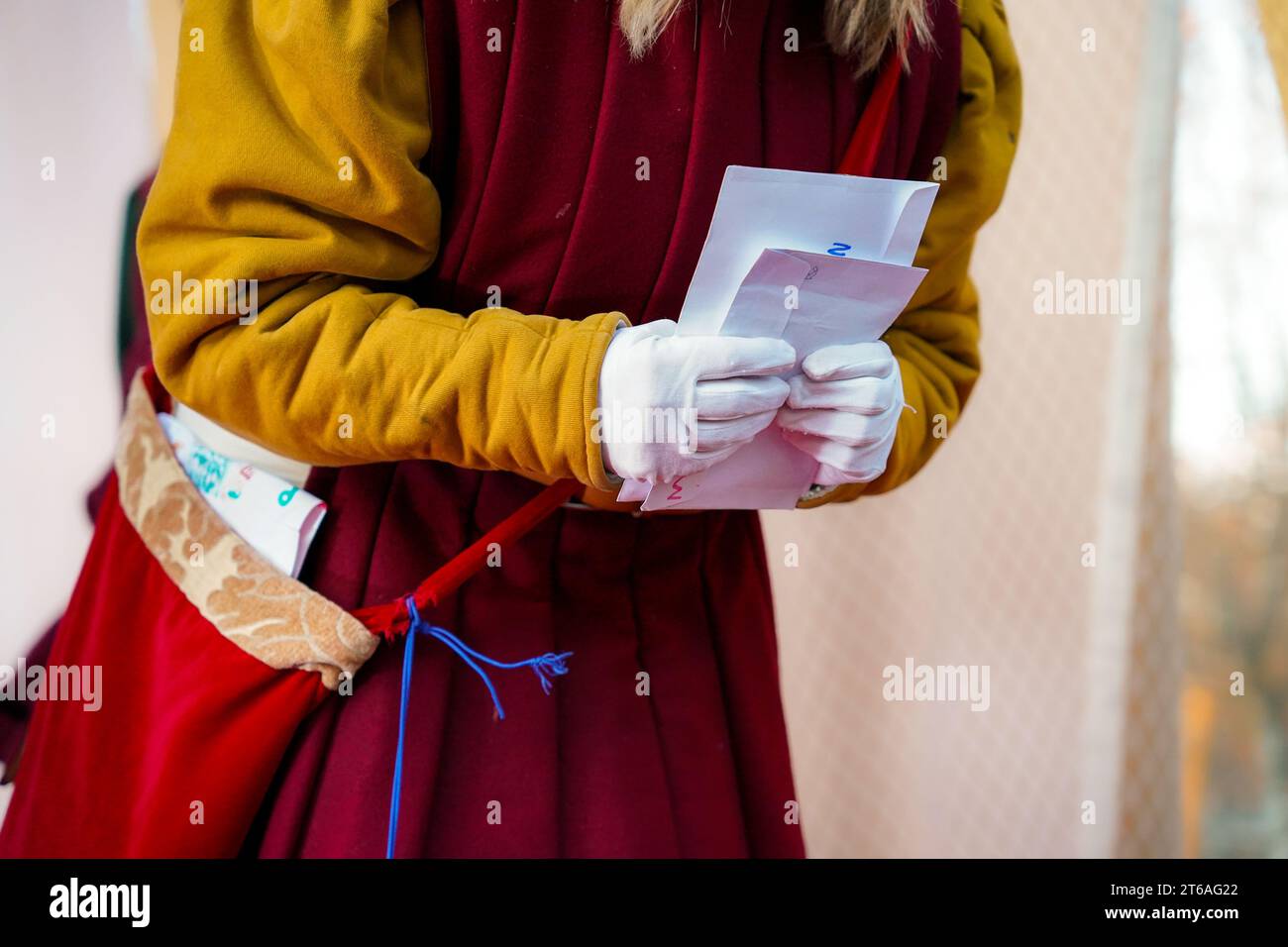 Brief der Kinder mit Wunsch an den Magierkönig. Drei magische Könige in der Parade, spanische Weise Männer. Weihnachtsfeier Stockfoto