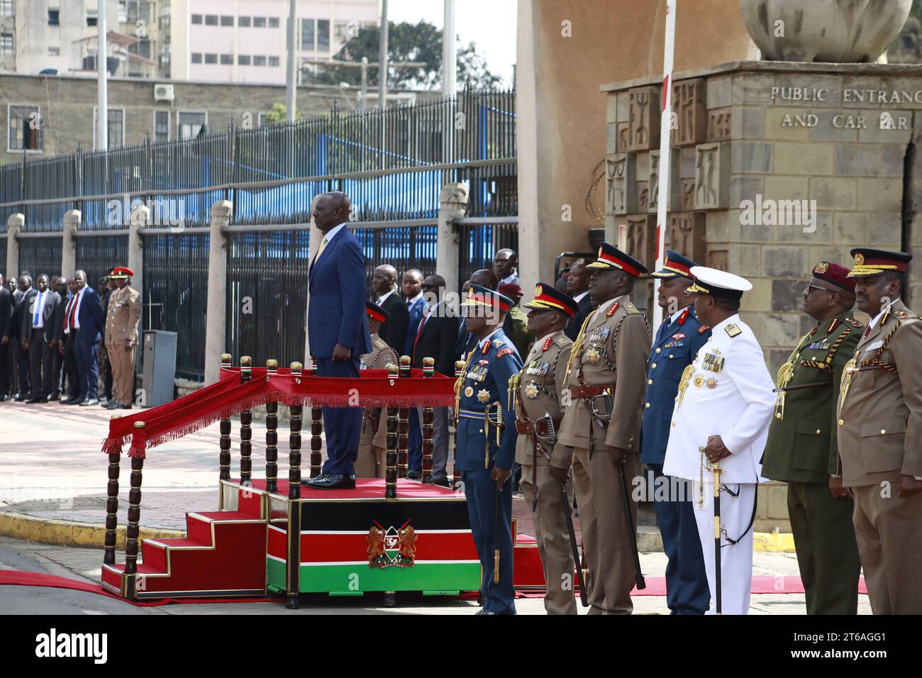 Nairobi, Kenia. November 2023. Präsident William Ruto steht still, während die Nationalhymne vor den Parlamentsgebäuden gespielt wird, bevor er eine Ansprache zum Zustand der Nation hält. Quelle: SOPA Images Limited/Alamy Live News Stockfoto