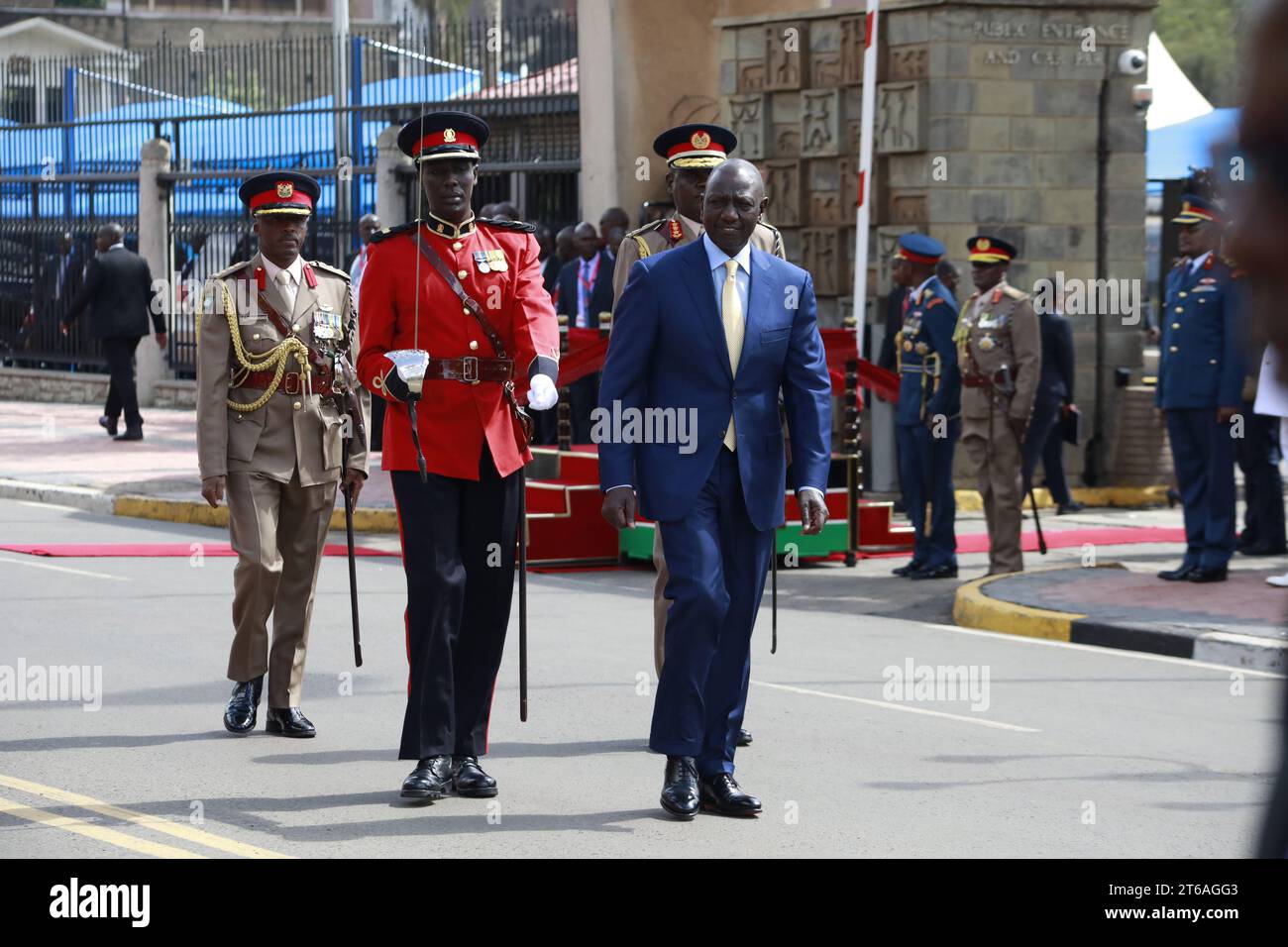 Nairobi, Kenia. November 2023. Präsident William Ruto marschiert, um eine Ehrengarde der Kenia Defence Forces vor den Parlamentsgebäuden zu inspizieren, bevor er eine Ansprache zum Bundesstaat hält. Quelle: SOPA Images Limited/Alamy Live News Stockfoto