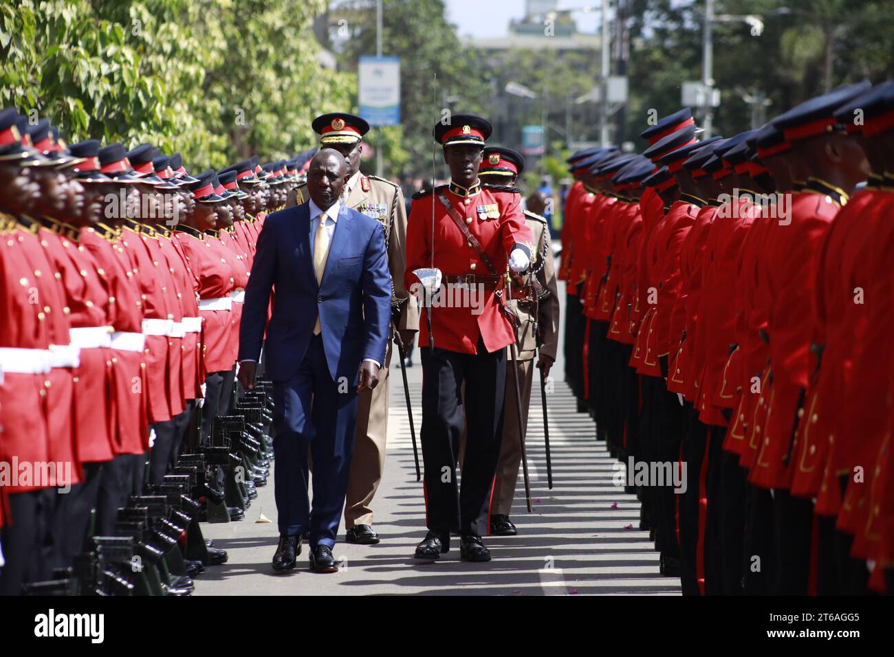 Nairobi, Kenia. November 2023. Präsident William Ruto inspiziert eine Ehrengarde, die von den Kenia Defence Forces vor den Parlamentsgebäuden aufgestellt wurde, bevor er eine Ansprache zum Bundesstaat hält. Quelle: SOPA Images Limited/Alamy Live News Stockfoto