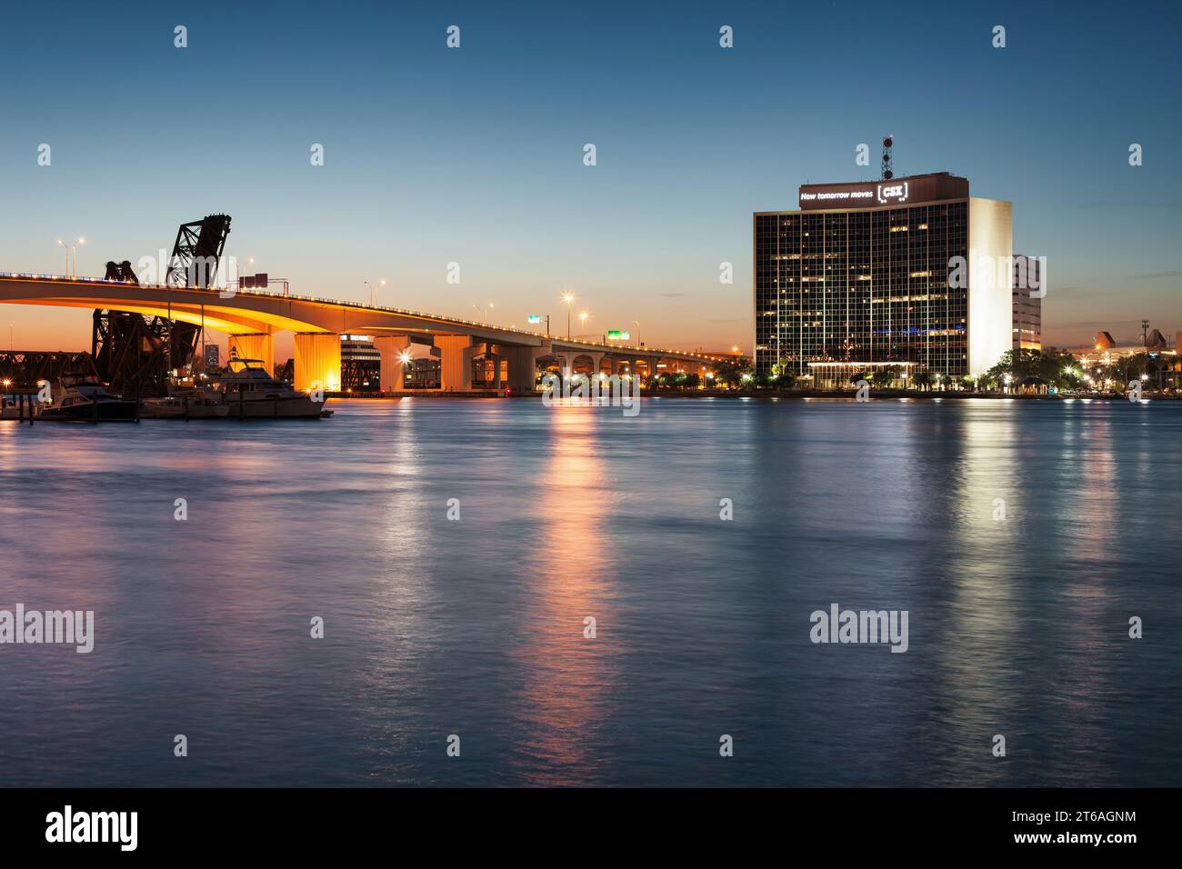 Saint Johns River im Zentrum von Jacksonville, Florida, USA bei Nacht. Stockfoto