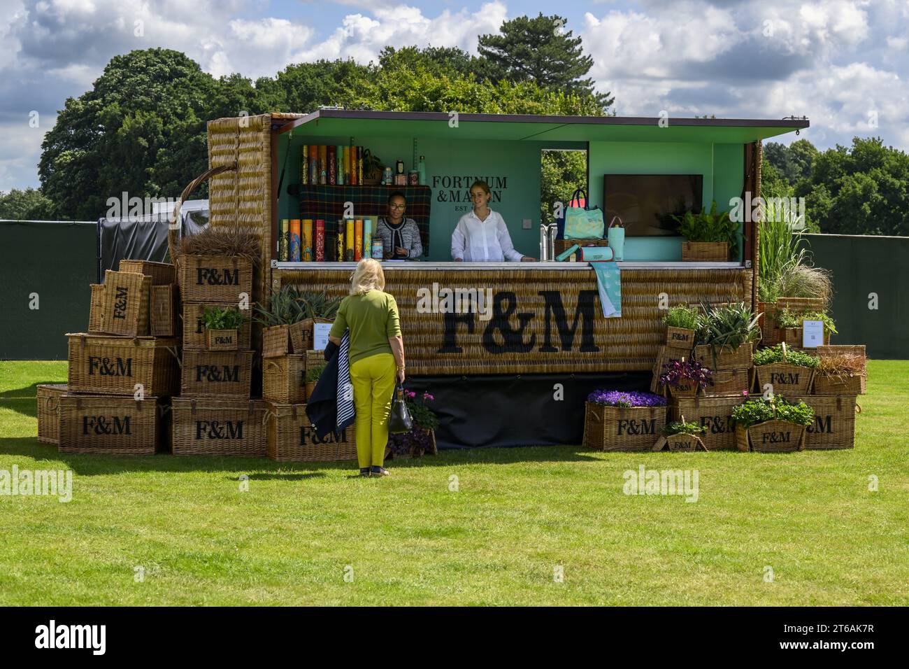 Frauen arbeiten auf dem Messestand (Fortnum's Picknickhallen mobile Catering-Service-Sammelstelle) - RHS Flower Show 2023, Tatton Park, Cheshire England, Großbritannien Stockfoto