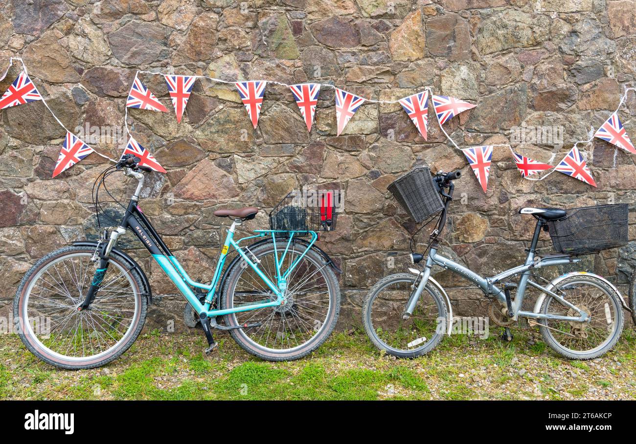 Fahrräder und Union Jack Flaggen auf der Isle of Sark, Kanalinseln Stockfoto