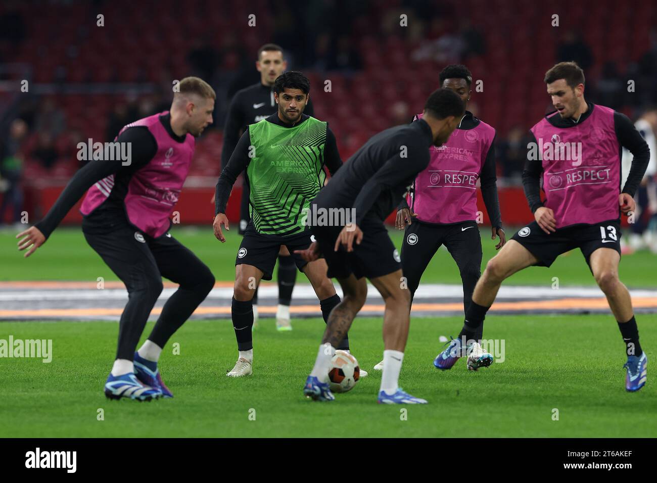 Amsterdam, Niederlande. November 2023. Die Spieler von Brighton wärmen sich während des UEFA Europa League-Fußballspiels zwischen Ajax und Brighton in der Johan Cruyff Arena in Amsterdam auf. (James Whitehead/SPP) Credit: SPP Sport Press Photo. /Alamy Live News Stockfoto