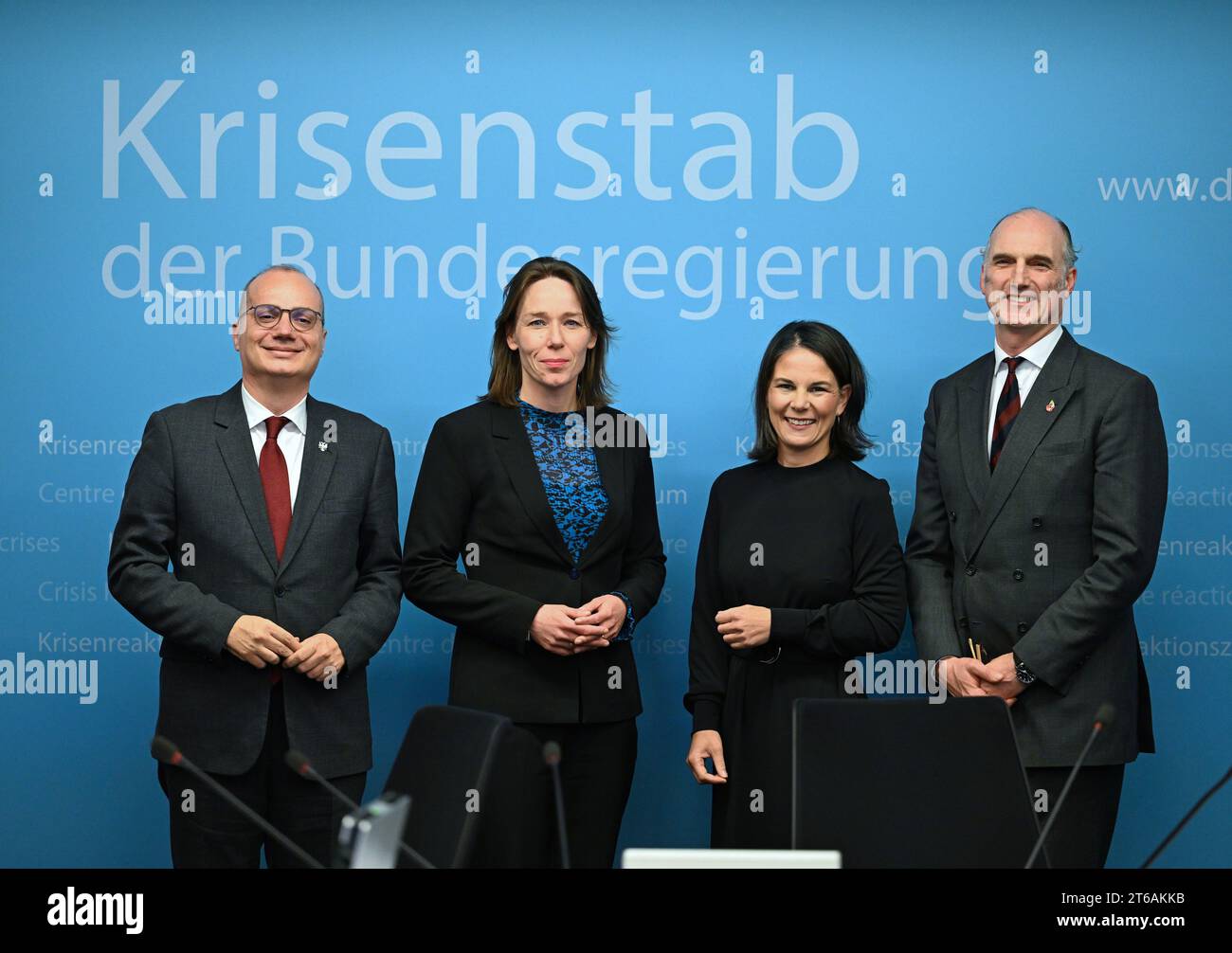 Berlin, Deutschland. November 2023. Außenminister Annalena Baerbock (2. V. rechts, Allianz 90/die Grünen) zeigt Igli Hasani (l-r), Außenminister Albaniens, Hanke Bruins Slot, Außenminister der Niederlande, und Leo Docherty, britisches Mitglied des Unterhauses, das Krisenteam der Bundesregierung im Auswärtigen Amt nach der NATO-Cyberverteidigungskonferenz. Quelle: Soeren Stache/dpa/Alamy Live News Stockfoto