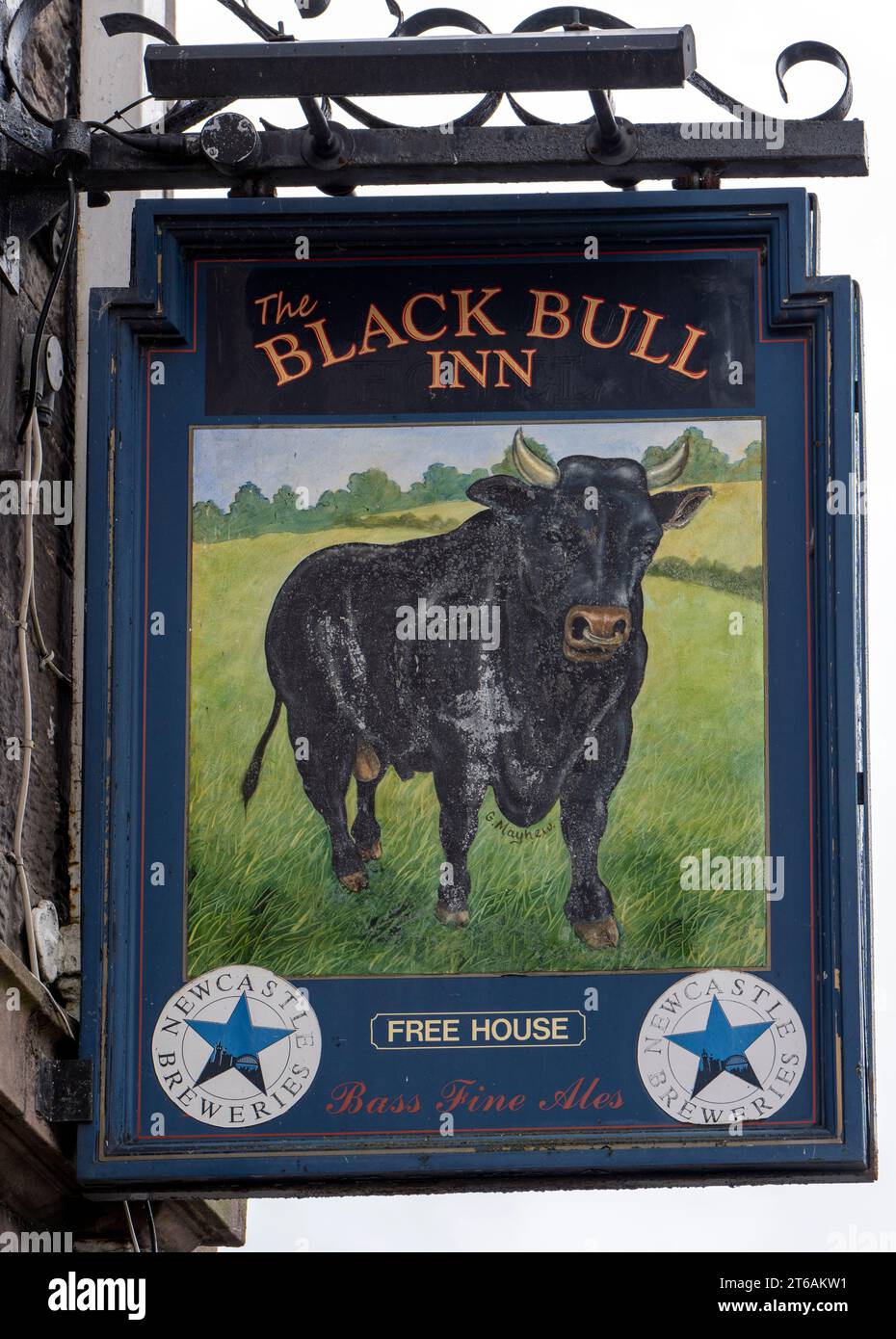 Traditionelles hängendes Pub-Schild im Black Bull Inn, High Street, Wooler, Northumberland, England, UK. Stockfoto