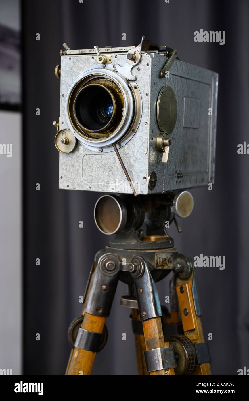 Retro-Filmkamera auf einem Stativ, hergestellt in Frankreich in den 40er Jahren des letzten Jahrhunderts Stockfoto